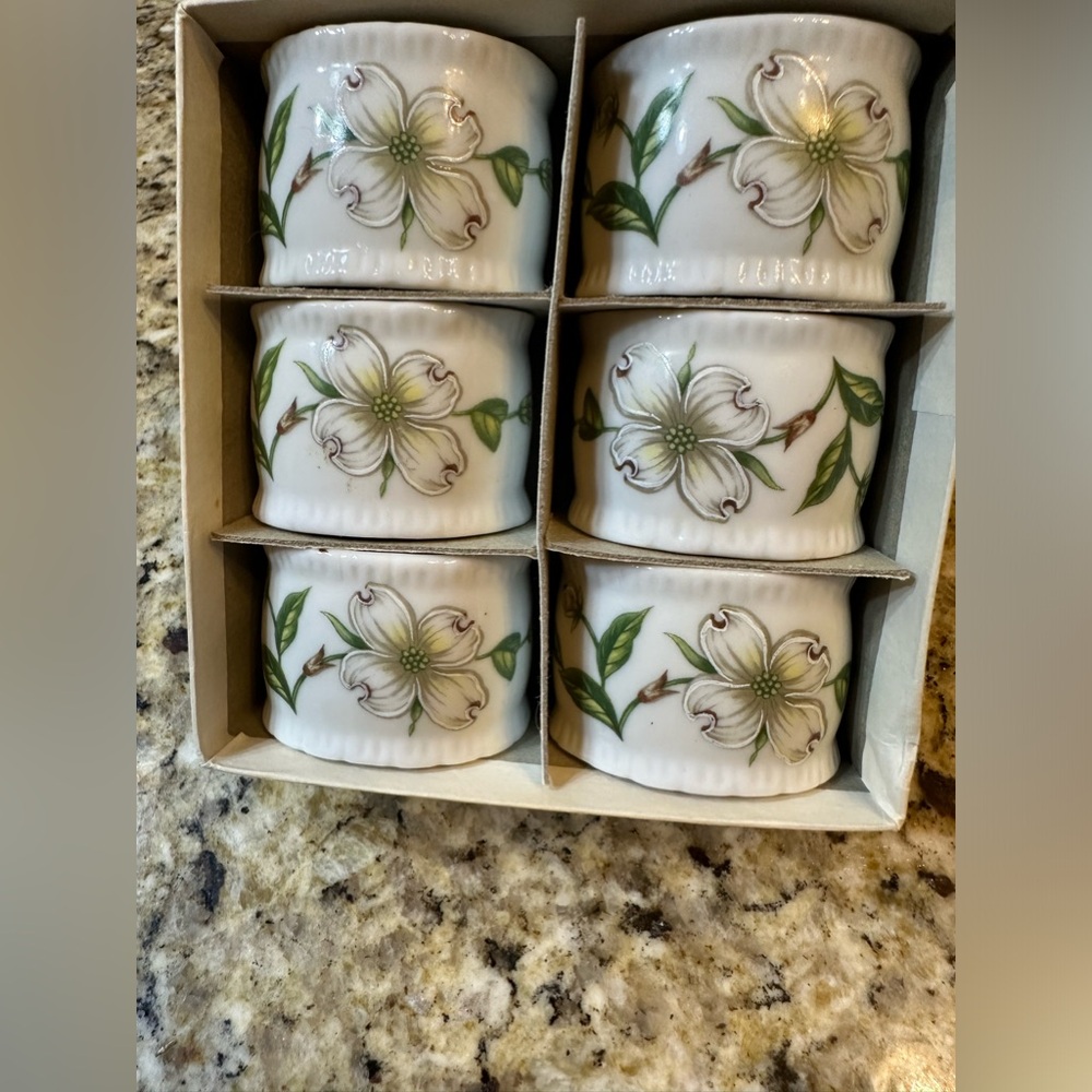Vintage Lefton Porcelain Napkin Ring Set